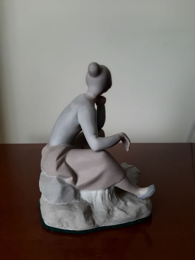 Figura mujer descansando