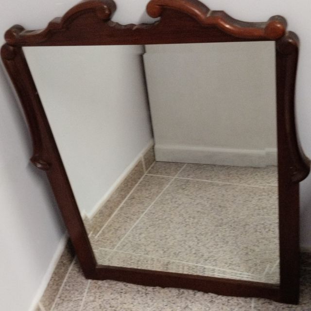 Espejo en bordes de madera grande