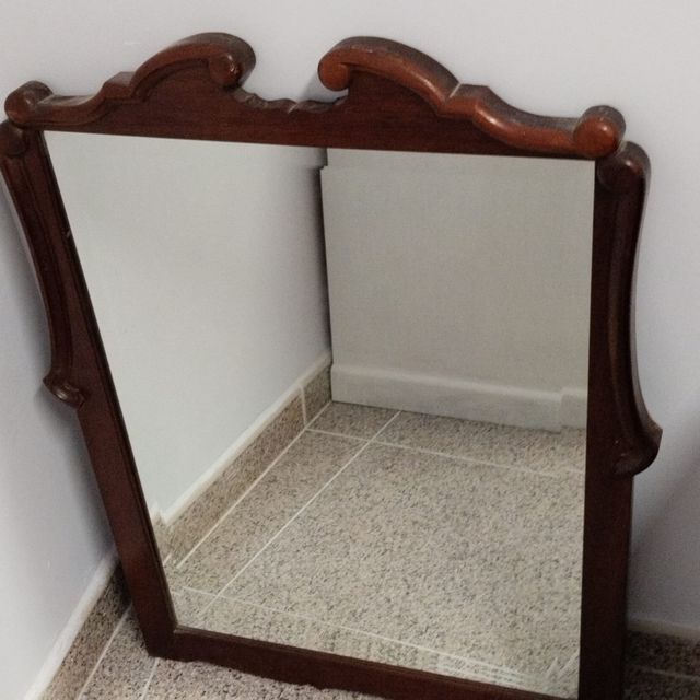 Espejo en bordes de madera grande