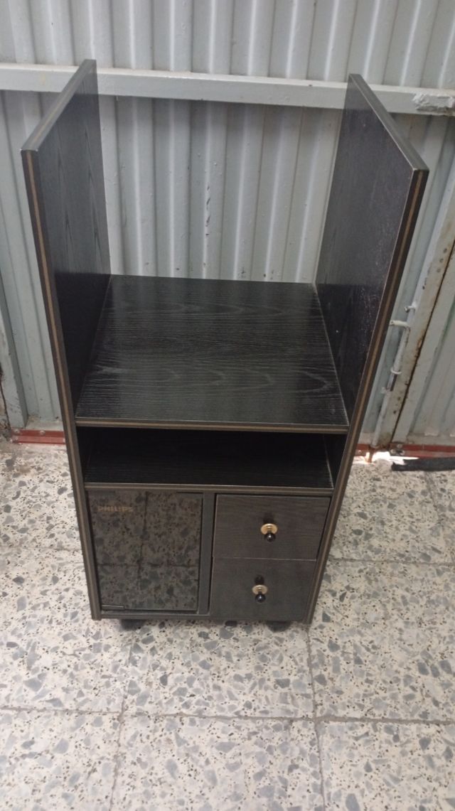 Mueble Equipo de musica Philips. Con ruedas