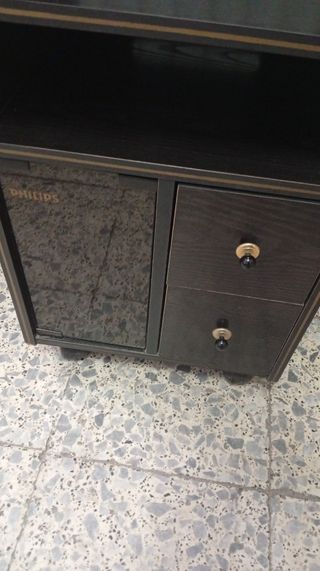 Mueble Equipo de musica Philips. Con ruedas