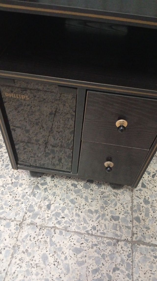 Mueble Equipo de musica Philips. Con ruedas
