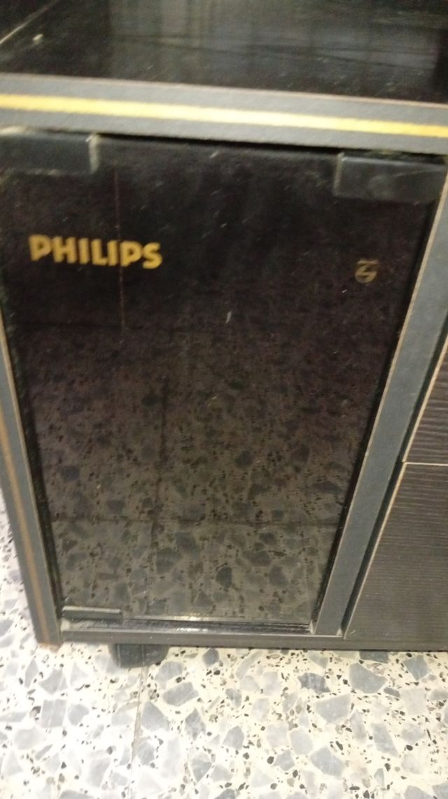 Mueble Equipo de musica Philips. Con ruedas