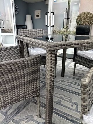 mesa + 4 Sillas de terraza y jardin nuevas