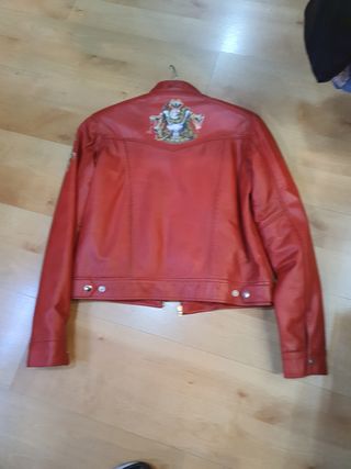 Chaqueta roja de piel