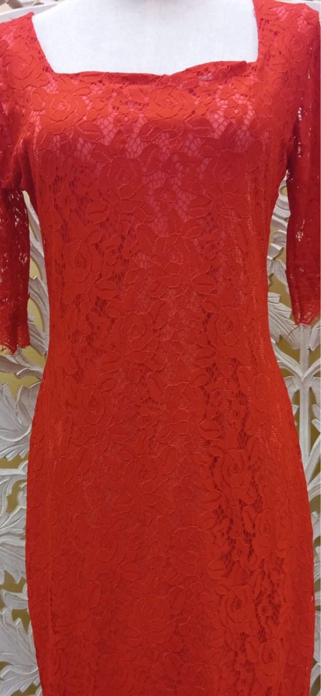 Vestido rojo de encaje