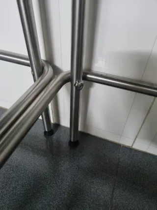 Dos banquetas de 63 cm de altura.