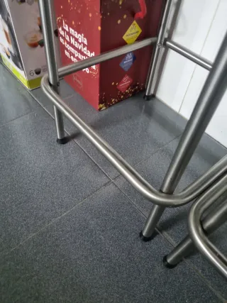 Dos banquetas de 63 cm de altura.