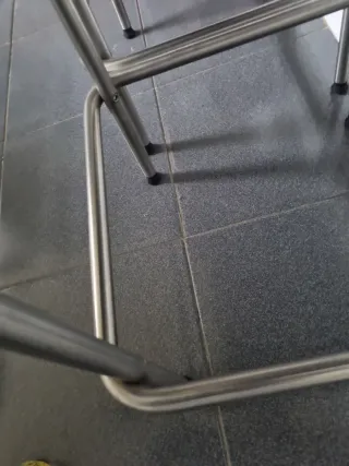 Dos banquetas de 63 cm de altura.