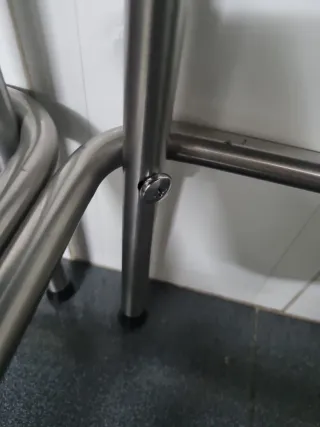 Dos banquetas de 63 cm de altura.