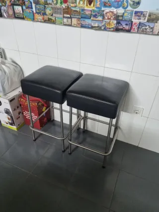 Dos banquetas de 63 cm de altura.