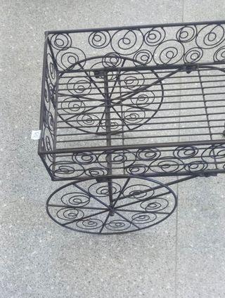 Carrito macetero en metal