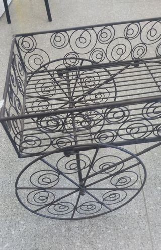 Carrito macetero en metal