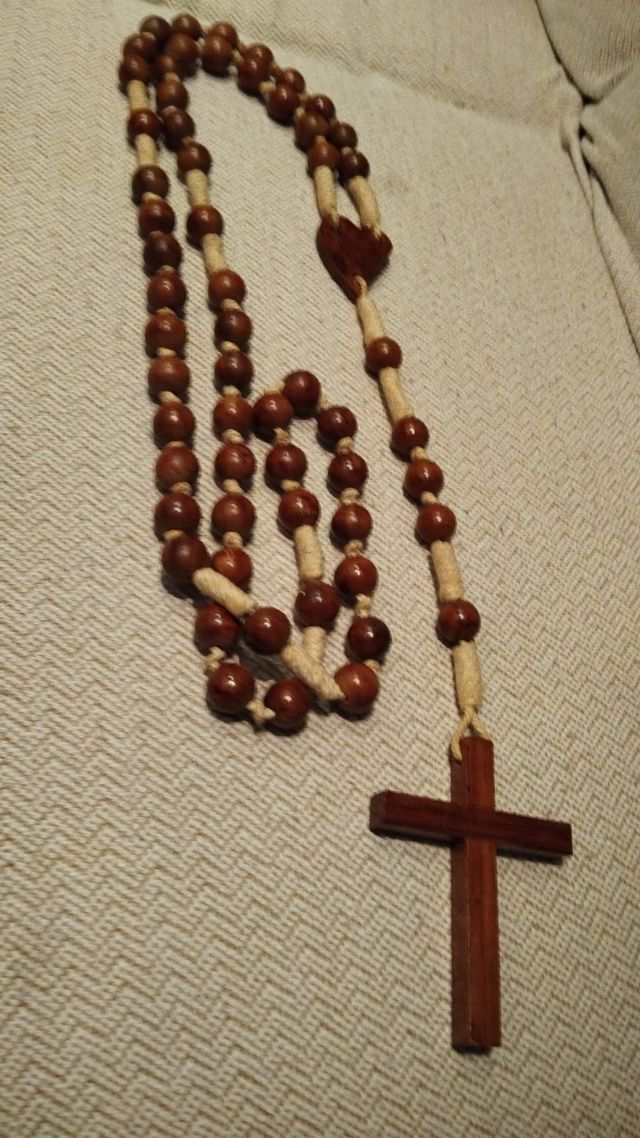 Rosario gigante y antiguo de madera