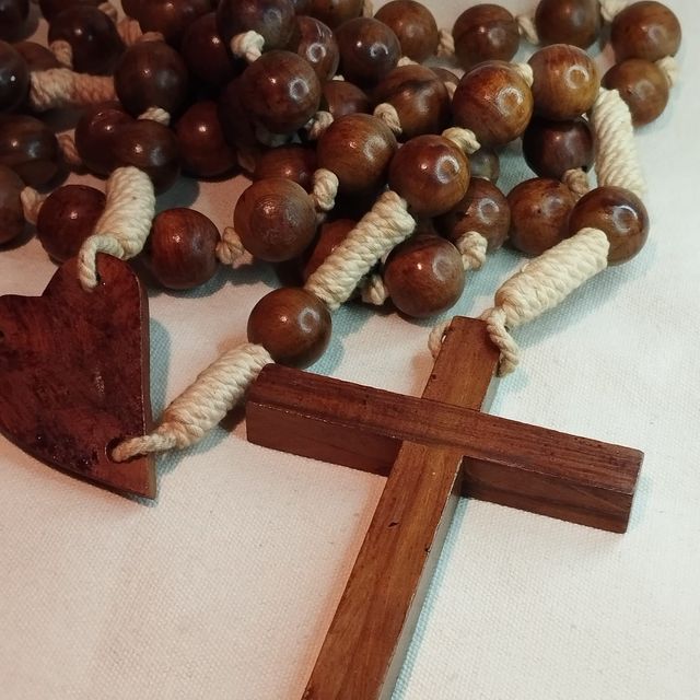 Rosario gigante y antiguo de madera