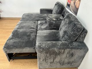 Amplio y cómodo sofá cama