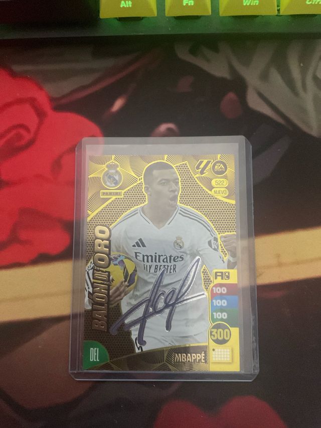 Mbappe balon de oro firmado