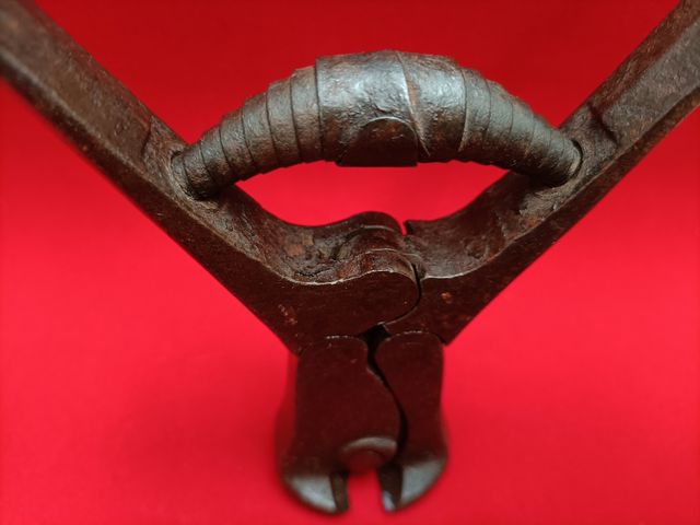 ANTIGUA TENAZA  ALICATE ZIZALLA