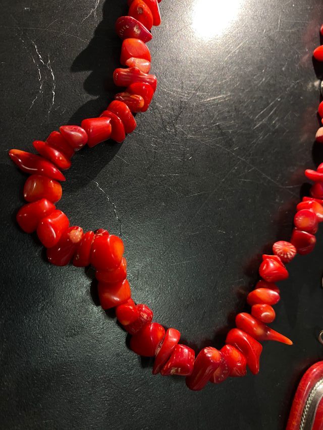 collar y pendientes de coral