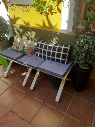 DOS BANCOS DE MADERA MACIZA