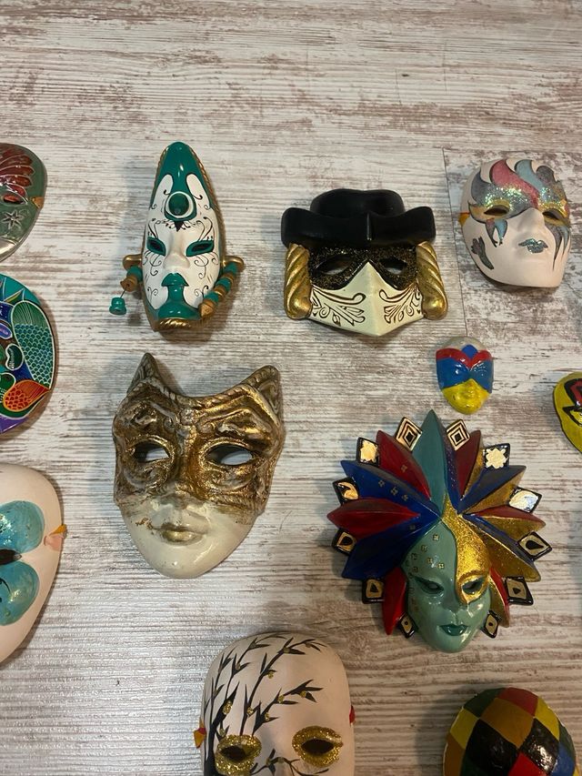 Coleccion de mascaras de escayola