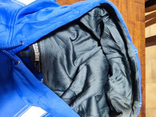 Felpa con cappuccio blu acceso