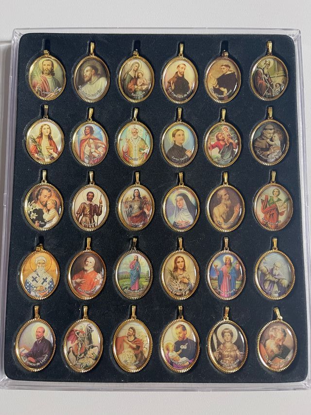 Colección Devocional de 30 Medallas de Santos Prot