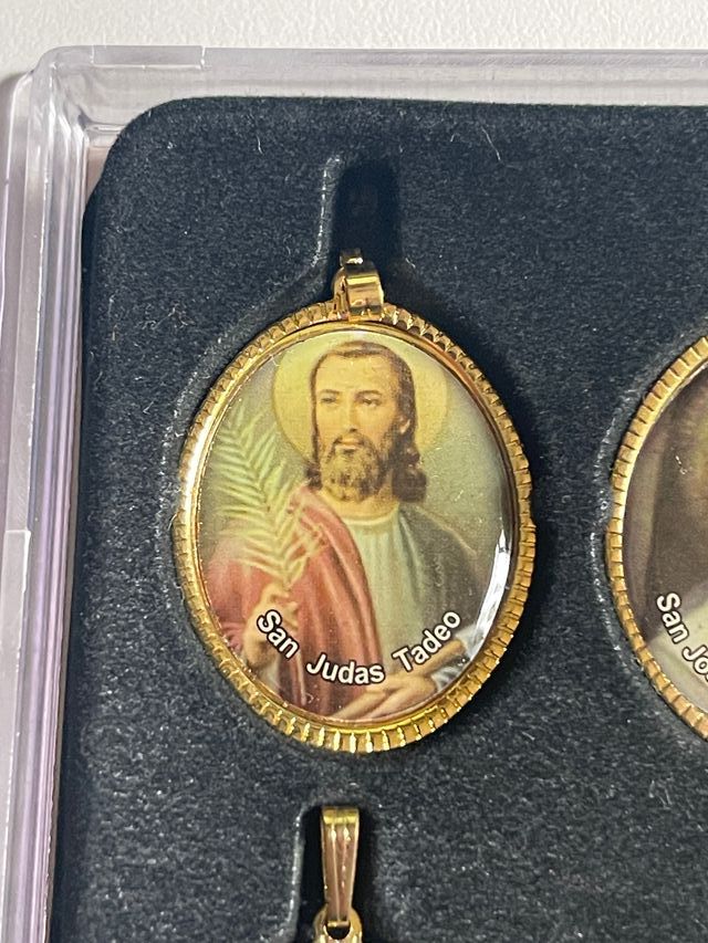 Colección Devocional de 30 Medallas de Santos Prot