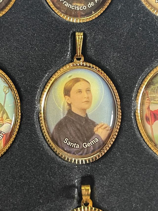 Colección Devocional de 30 Medallas de Santos Prot