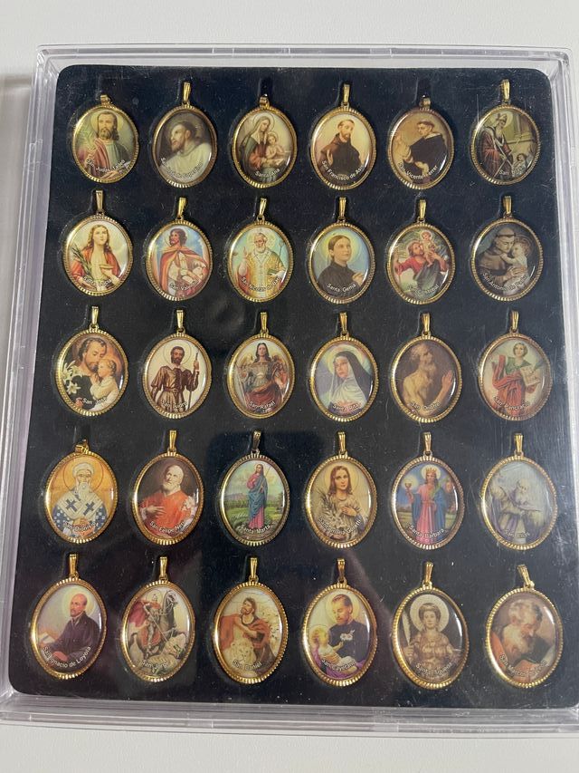 Colección Devocional de 30 Medallas de Santos Prot