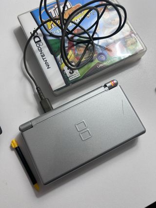 Nintendo DS Lite + Cargador + 2 Juegos