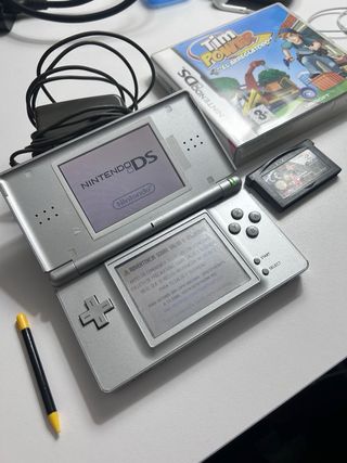 Nintendo DS Lite + Cargador + 2 Juegos