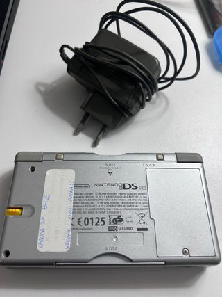 Nintendo DS Lite + Cargador + 2 Juegos