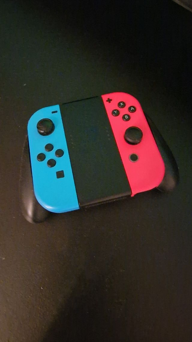 Nintendo Switch con 4 joycons y 2 juegos