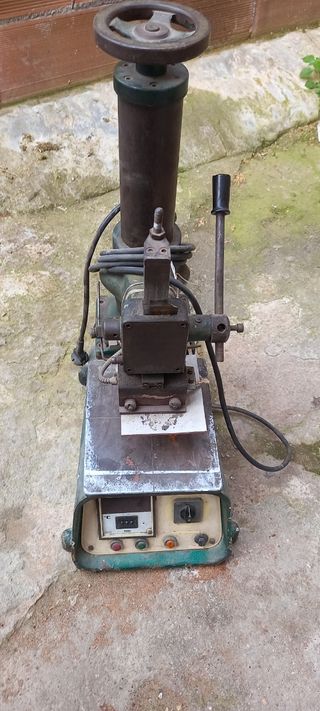 Maquina  de timbrar y grabar 