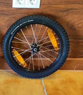 Rueda y cubierta delantera bicicleta 16