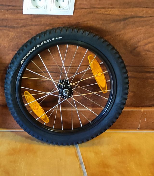 Rueda y cubierta delantera bicicleta 16