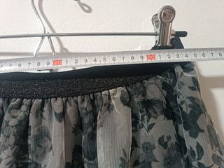 Falda corta de tul con flores negras