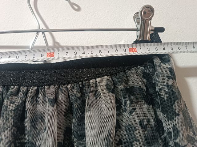 Falda corta de tul con flores negras