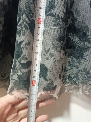 Falda corta de tul con flores negras