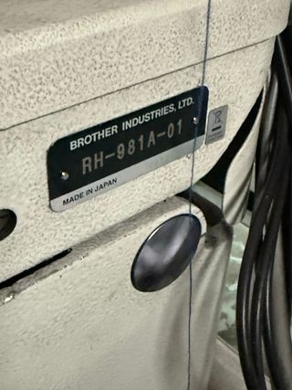 Maquina de coser Ojales de Sastreria BROTHER  981A