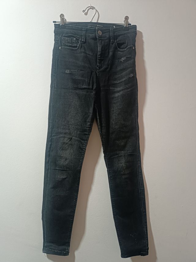 Pantalón rasgado negro Stradivarius