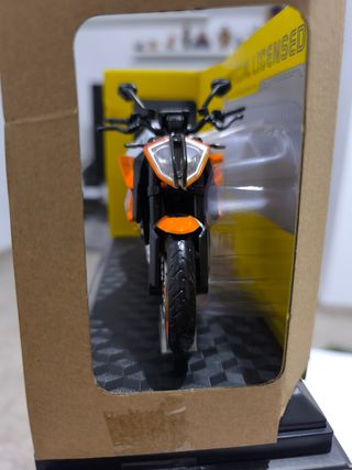 KTM superduke 1290R a escala 1-12