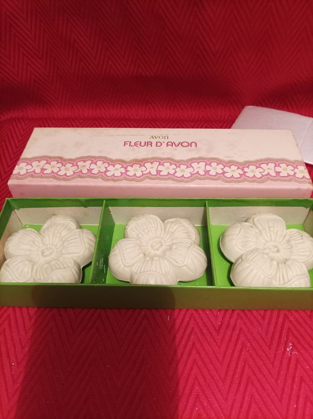 5 cajas de jabones de Avon