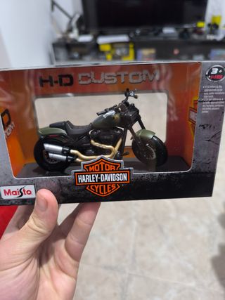 Harley Davidson Fat Bob 114 escala 1-18