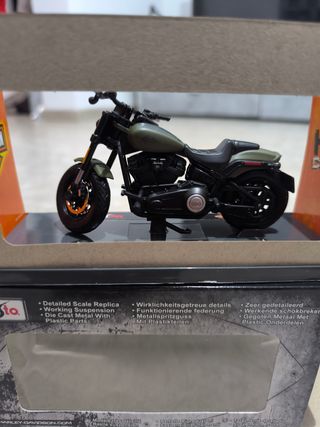 Harley Davidson Fat Bob 114 escala 1-18