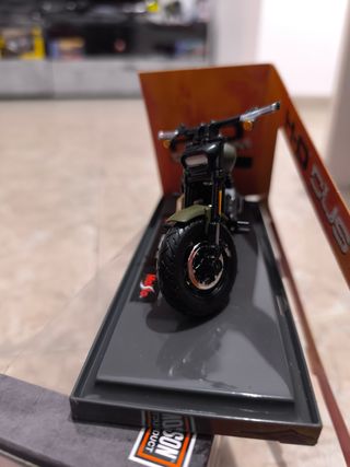 Harley Davidson Fat Bob 114 escala 1-18