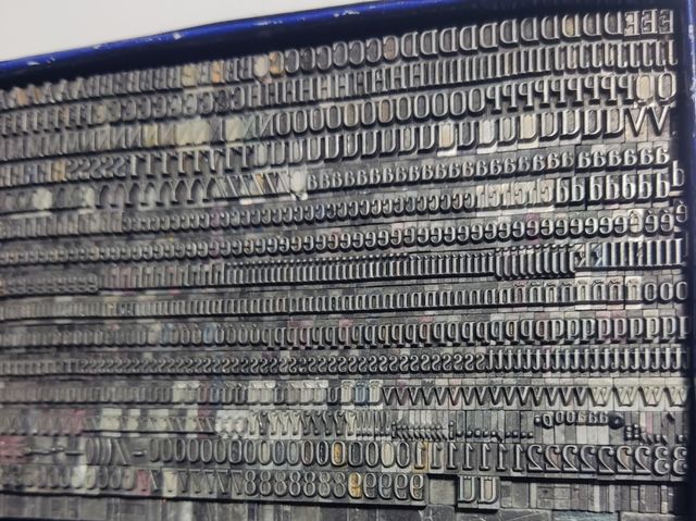 CORPO STAMPATO CON LETTERE DELL'ALFABETO TIPOGRAFICO 12