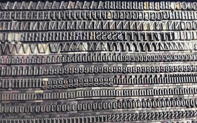 CORPO STAMPATO CON LETTERE DELL'ALFABETO TIPOGRAFICO 12