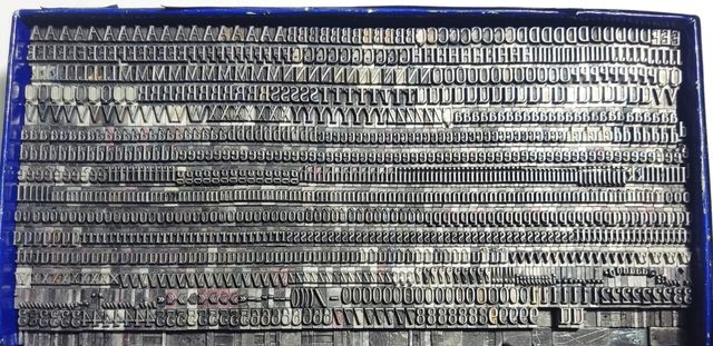 CORPO STAMPATO CON LETTERE DELL'ALFABETO TIPOGRAFICO 12